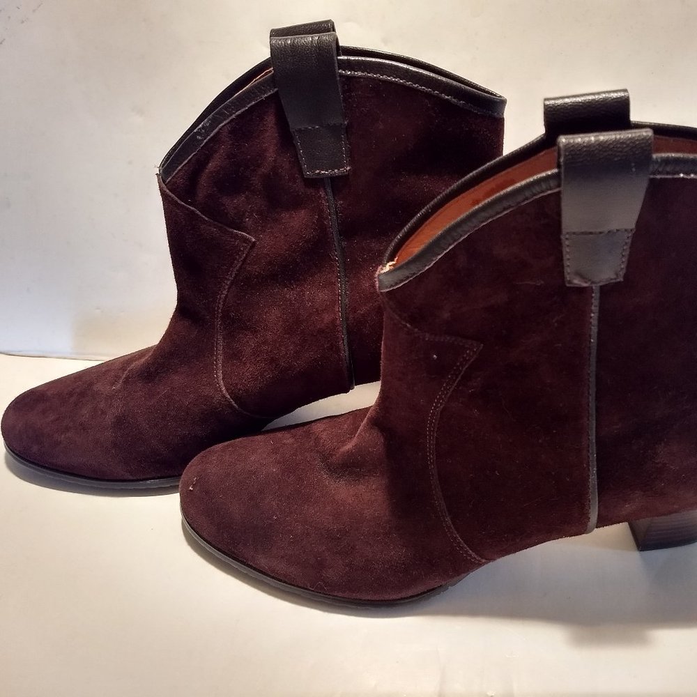 Array Chocolate Brown Suede Short Boots with leather lining Size 8 NEW w/o box